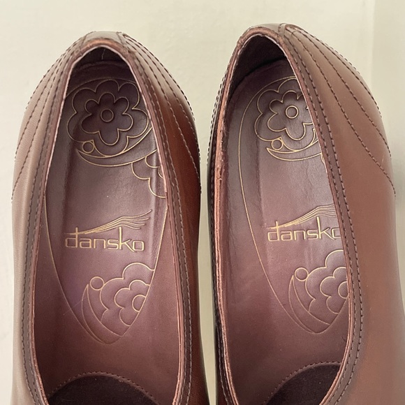 DANSKO BNWT Brown Leather Pumps with 2.5” Heel - Picture 6 of 7
